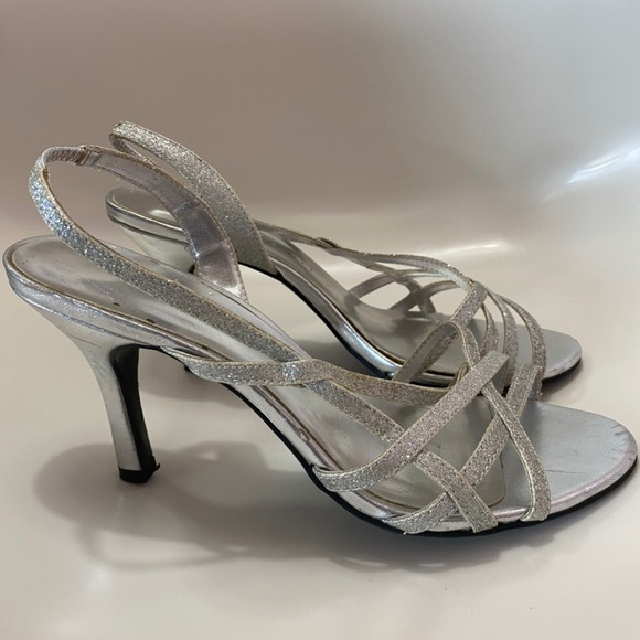 Karen Scott silver heels - Picture 2 of 3